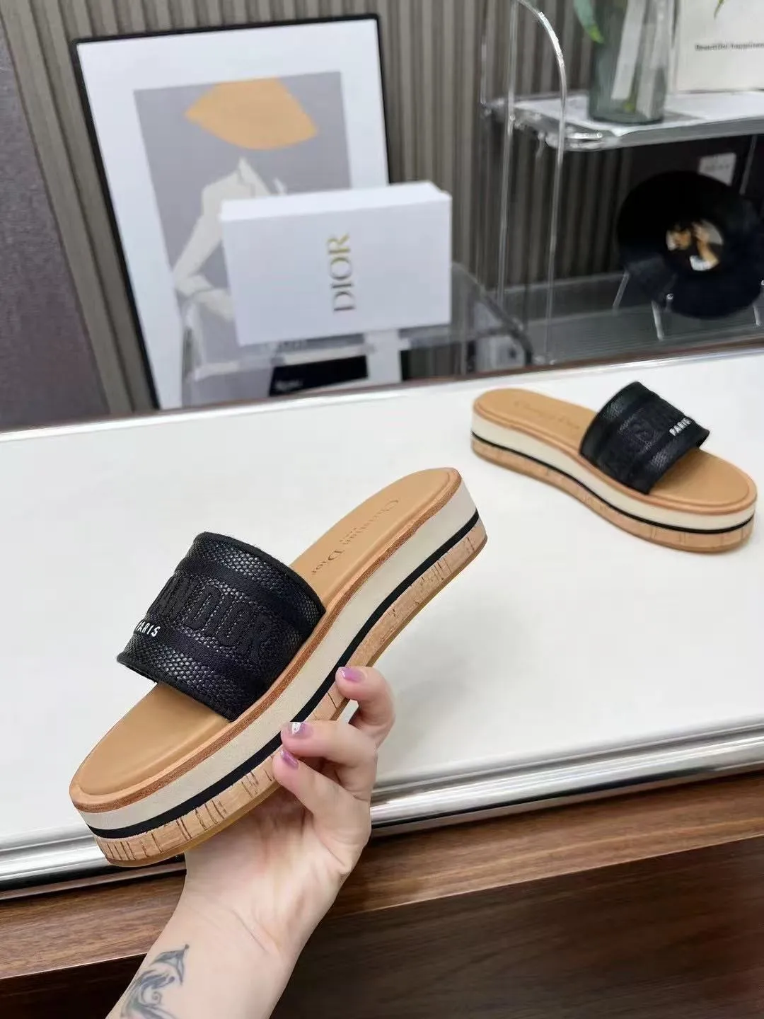👟👟Ex-factory price 420👟👟 Dior's new spring and summer IVIETA DWAY jelly-colored flat-soled one-slip women's shoes with CD letter logo three-dimensional embroidery thick-soled round-toe open-toe slippers. The original version is developed to be the top version on the market. It feels soft and delicate on the feet and is extremely comfortable. Material: Upper imported raffia electric embroidery high-temperature water-soluble cotton technical fabric + water-dyed cowhide foot pad lining + original consistent combination outsole Outsole: original outsole Size: 35-42 (40.41.42 custom-made, non-refundable and non-exchangeable)